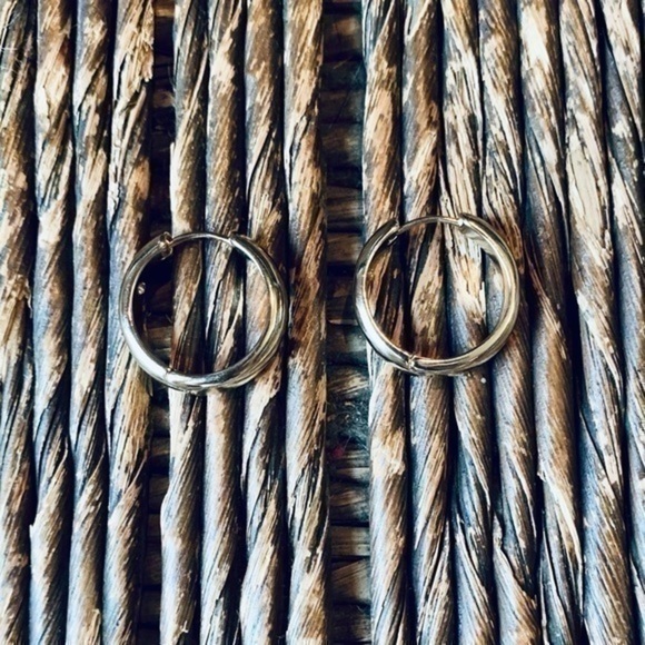 ✨💛 Chunky Gold Tone Hoops ✨✨✨ - Picture 3 of 8